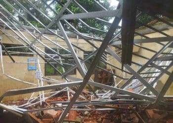 Kondisi SDN Cilaja 4 Kabupaten Pandeglang, terkesan dibiarkan ambruk. (ISTIMEWA)