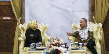 Bupati Serang Ratu Tatu Chasanah, berbincang dengan Kepala Perwakilan BPKP Provinsi Banten, Farid Firman, Rabu (8/2/2023). (ISTIMEWA)