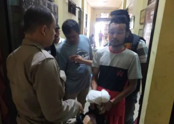 DIBEKUK POLISI–Dukun pelaku pencabulan terhadap gadis di Pandeglang, dengan posisi tangan di borgol, digiring pihak kepolisian untuk dijebloskan ke sel Mapolres Pandeglang. (ISTIMEWA)
