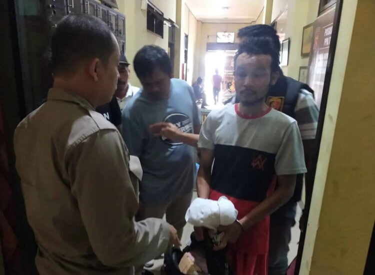 DIBEKUK POLISI–Dukun pelaku pencabulan terhadap gadis di Pandeglang, dengan posisi tangan di borgol, digiring pihak kepolisian untuk dijebloskan ke sel Mapolres Pandeglang. (ISTIMEWA)