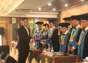 RAIH GELAR DOKTOR–Mantan Wakil Gubernur (Wagub) Banten, Andika Hazrumy, raih gelar Doktor Ilmu Sosial Bidang Kajian Ilmu Administrasi Publik, dari Universitas Pasundan (Unpas), Bandung, Jawa Barat, Sabtu (11/2/2023). (ISTIMEWA)