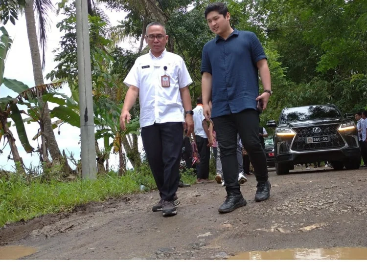 TINJAU LOKASI–Kepala DPUPR Pandeglang Asep Rahmat (kiri), bersama anggota DPR RI Rizki Natakusumah (kanan), meninjau lokasi jalan yang segera dibangun, Rabu (22/2/2023) lalu. (DOKUMEN/SATELIT NEWS)
