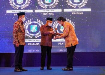 RAIH PENGHARGAAN–Wakil Presiden RI Ma'ruf Amin, memberikan penghargaan kepada Penjabat (Pj) Gubernur Al Muktabar, di Ballroom Hotel Indonesia Kempinski, Jakarta, Kamis (16/2/2023) lalu. Pemprov Banten, memperoleh penghargaan Pratama dalam kategori Pemerintah Daerah. (ISTIMEWA)