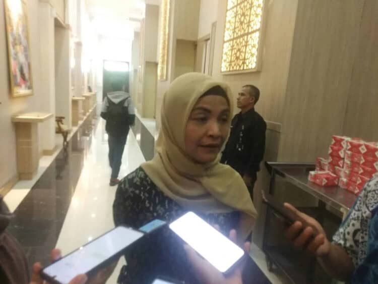 RAIH PENGHARGAAN–Kepala Dinkes Provinsi Banten Ati Pramudji Hastuti saat dikonfirmasi, Kamis (2/2/2023). (LUTHFI/SATELITNEWS.COM)