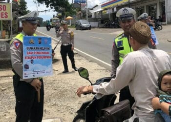 IMBAUAN–Jajaran personel Satlantas Polres Pandeglang, sedang memberika imbauan kepada para pengendara yang melintas di jalan Serang – Pandeglang, Selasa (7/2/2023). (NIPAL SUTIANA/SATELITNEWS.COM)