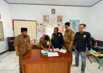 LAUNCHING WEBSITE DESA–Launching peluncuran dan Bimbingan Teknis SI PEDE, kepada aparatur Desa Sukadame, oleh Bidang IT STISIP Banten Raya, Chandra Wiguna, Senin (20/2/2023). (ISTIMEWA)