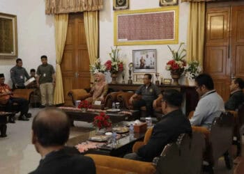 LUNCURKAN PROGRAM PRO KAMPUS–Bupati Pandeglang Irna Narulita, didampingi jajarannya sedang menyampaikan program Pro Kampus kepada para Ketua Perguruan Tinggi, di ruang Garuda Pendopo Bupati, Rabu (1/2/2023) lalu. (ISTIMEWA)