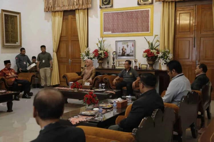 LUNCURKAN PROGRAM PRO KAMPUS–Bupati Pandeglang Irna Narulita, didampingi jajarannya sedang menyampaikan program Pro Kampus kepada para Ketua Perguruan Tinggi, di ruang Garuda Pendopo Bupati, Rabu (1/2/2023) lalu. (ISTIMEWA)