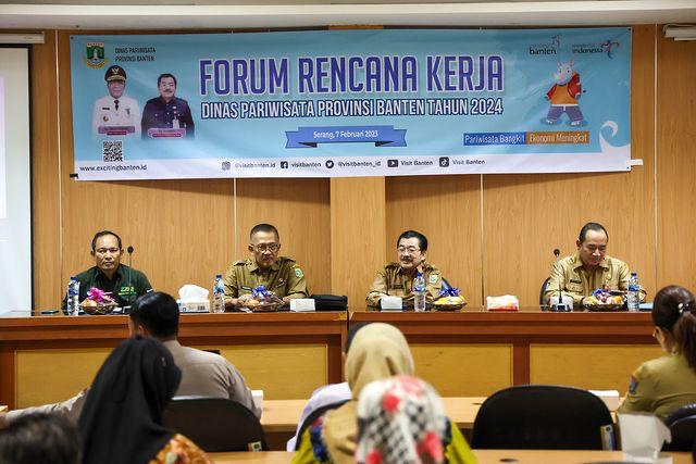 RAPAT KERJA–Kepala Dispar Provinsi Banten Al Hamidi (kedua dari kiri), saat mengikuti Rapat Rencana Kerja Dinas Pariwisata Provinsi Banten Tahun 2023, di Aula Dispar, Kota Serang. (ISTIMEWA)