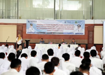 LATSAR CPNS–Bupati Pandeglang Irna Narulita, sedang menyampaikan sambutan di acara Latsar CPNS, di BPSDM Provinsi Banten, Kamis (9/2/2023). (ISTIMEWA)