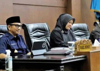 RAPAT PARIPURNA–DPRD Pandeglang gelar rapat paripurna tentang usulan 2 Raperda Bupati Pandeglang, diruang paripurna DPRD setempat, Kamis (16/2/2023). Setelah disetujui, kemudian DPRD membentuk Pansus untuk mengintensifkan pembahasannya. (MARDIANA/SATELITNEWS.COM)