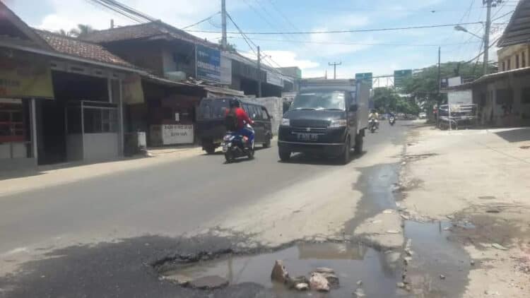 Jalan Berlubang