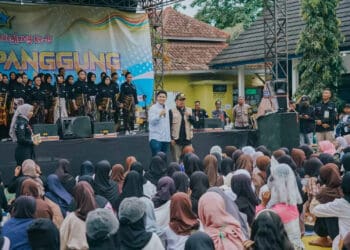 Anggota DPR RI Dapil Banten II (Pandeglang - Lebak), terpesona dengan acara Bentang Panggung Yumaga, di SMPN 3 Pandeglang, Senin (13/2/2023). (ISTIMEWA)