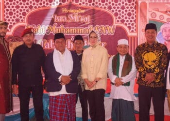 PERINGATAN ISRA MI'RAJ: Airin Rachmi Diany bersama Jazuli Juwaini saat menghadiri acara peringatan Isra Mi'raj di Lebak Wangi, Kabupaten Serang, Rabu (15/2/2023). (ISTIMEWA)