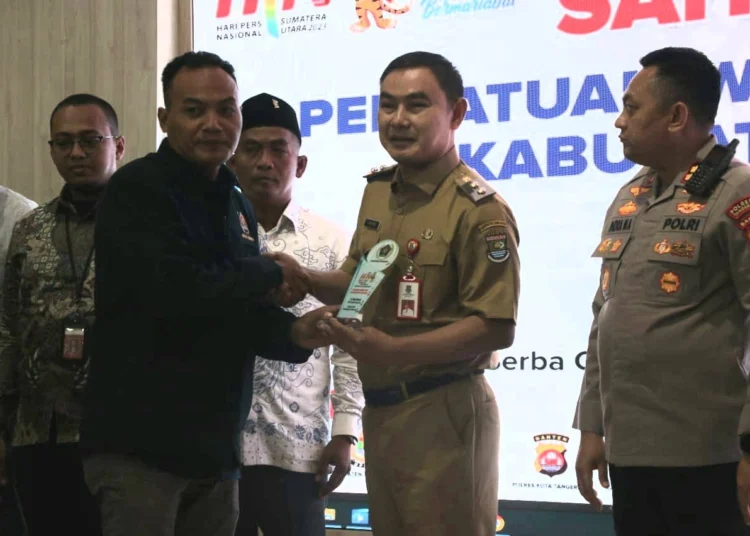 SAHABAT PERS: Wabup Tangerang Mad Romli menerima plakat Anugerah Sahabat Pers PWI Kabupaten Tangerang yang diserahkan Ketua PWI Kabupaten Tangerang Sri Mulyo. (ISTIMEWA)