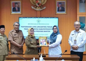 Bupati Serang Ratu Tatu Chasanah, serahkan LKPD. (ISTIMEWA)