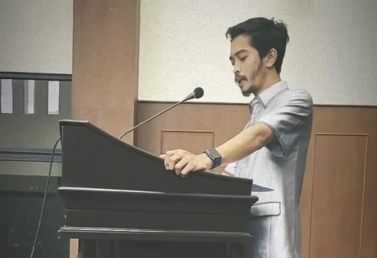 Sekretaris Frkasi Partai Golkar DPRD Pandeglang, Miftahul Farid Sukur sedang menyampaikan pandangan umum Frkasinya di ruang Paripurna DPRD Pandeglang, Rabu (15/2/2023). (ISTIMEWA)