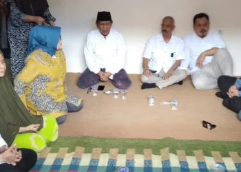 Bupati Pandeglang Irna Narulita didampingi Asda III Ramadani, dan beberapa jajarannya, melakukan Ta'jiah ke rumah duka, Kamis (9/2/2023). (MARDIANA/SATELITNEWS.COM)