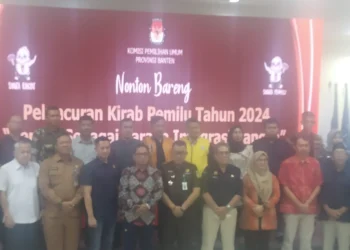 DEKLARASI: Suasana deklarasi Pemilu Berintegritas, dalam kegiatan peluncuran Kirab Pemilu tahun 2024 di Aula KPU Provinsi Banten, Selasa (14/2/2023). (LOETHFI/SATELITNEWS)