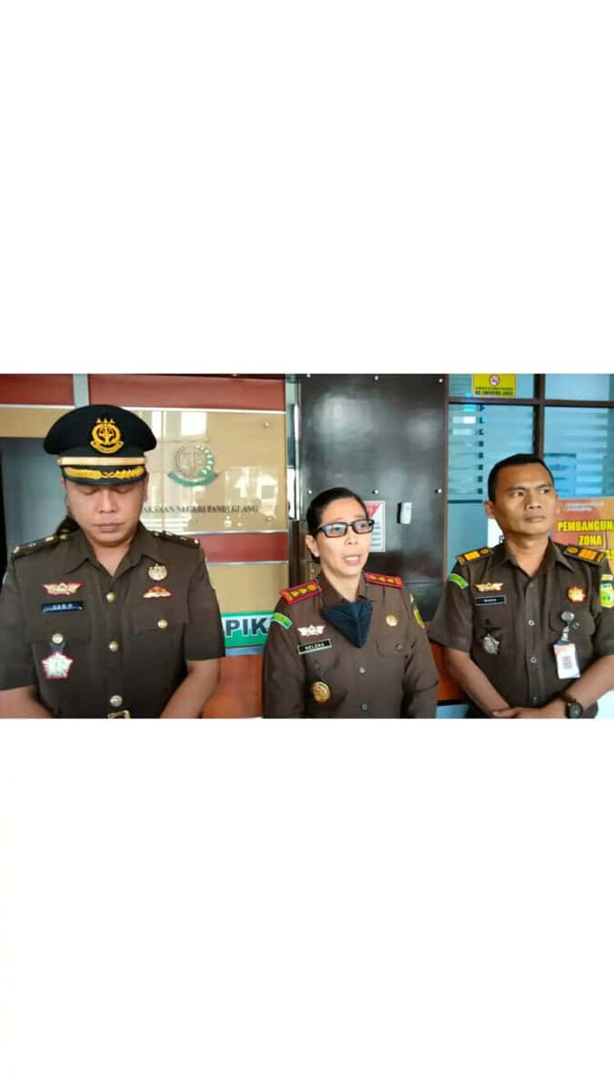 Kepala Kejari Pandeglang, Helena Octaviane (tengah), didampingi jajarannya saat diwawancara wartawan di kantor Kejari Pandeglang, Senin (20/2/2023). (NIPAL SUTIANA/SATELITNEWS.COM)