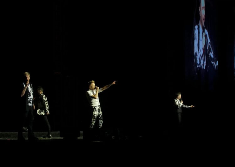 Foto Aksi Panggung Westlife Saat Konser di ICE BSD