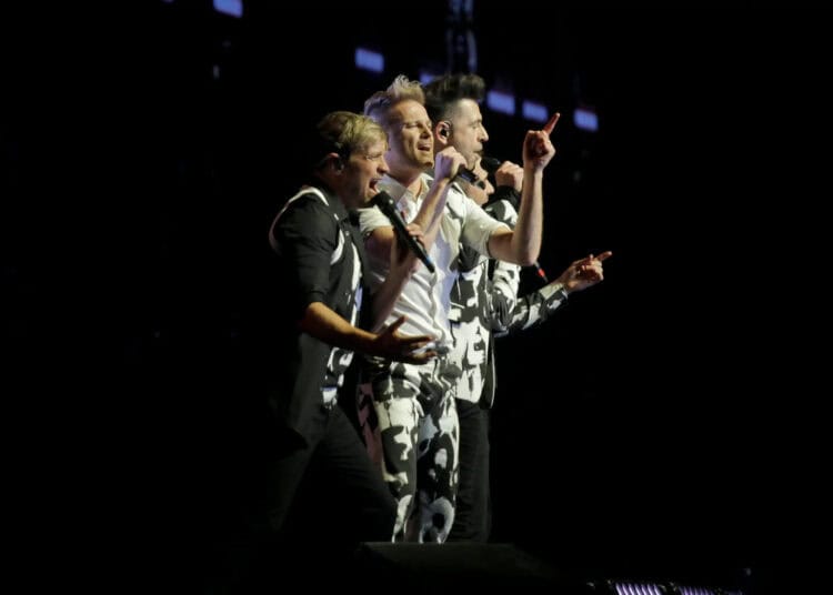 Foto Aksi Panggung Westlife Saat Konser di ICE BSD