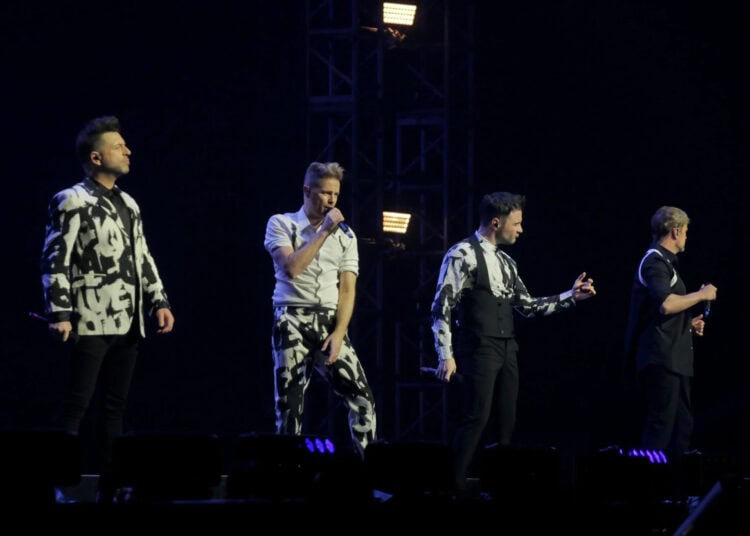 Foto Aksi Panggung Westlife Saat Konser di ICE BSD