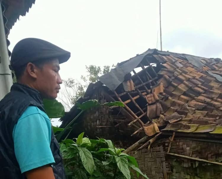 MONITOR–Seorang relawan kebencanaan, sedang monitor lokasi musibah rumah rusak akibat diterjang angin kencang, di beberapa kecamatan di Kabupaten Pandeglang, Selasa (28/2/2023). (ISTIMEWA)