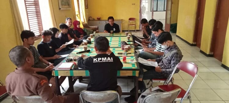 Bersama KPMAI, sejumlah mahasiswa berdiskusi dan dorong pemberlakuan Perda PKL, Selasa (21/2/2023). (ISTIMEWA)