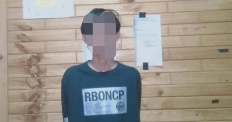 DIBEKUK POLISI–Lagi asik minum kopi di teras rumah, AA (26), pengedar narkoba dibekuk personel Satuan Reserse Narkoba (Satresnarkoba) Polres Serang, di Desa Ketulisan, Kecamatan Cikeusal, Kabupaten Serang. (ISTIMEWA)