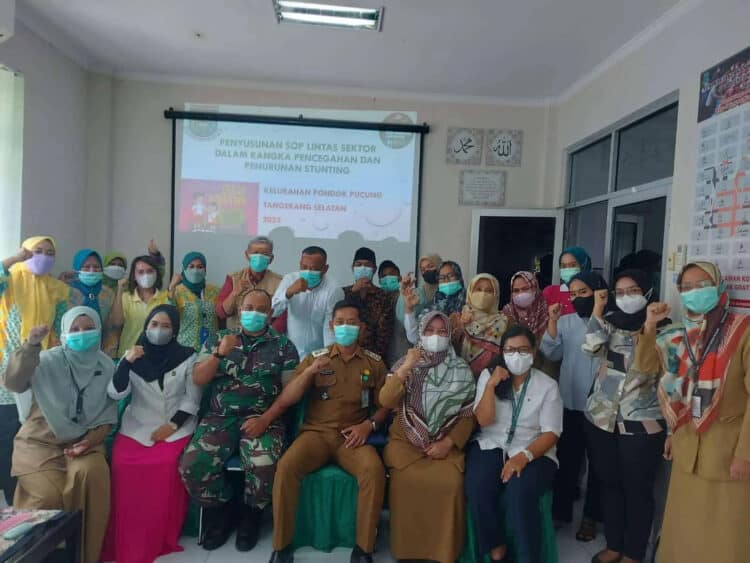 SOSIALISASI: Lurah Pondok Pucung Murdih bersama masyarakat selepas sosialisasi stunting. (IST)