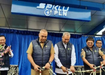 SIMBOLIS: Secara simbolis Bupati Tangerang Ahmed Zaki Iskandar terlihat sedang mencoba mengisi listrik pada mobil yang telah disediakan, dalam acara peresmian SPKLU di Mall Ciputra, Citra Raya, Kecamatan Panongan, Senin (27/2). (ALFIAN HERIANTO)
