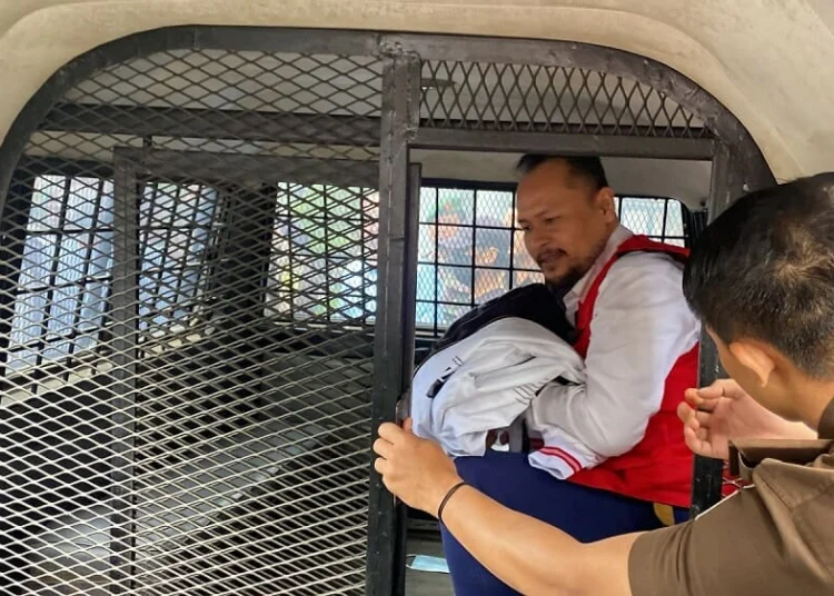 DITAHAN–Tersangka kasus dugaan pencabulan yang juga anggota DPRD Pandeglang, Y, masuk ke mobil tahanan untuk dibawa ke Rutan kelas II B Pandeglang, Kamis (23/2/2023). (NIPAL SUTIANA/SATELITNEWS.COM)