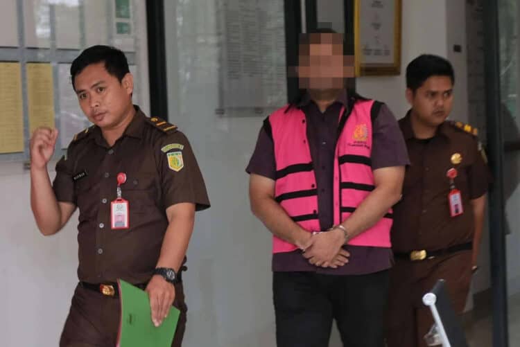 TERSANGKA: Penyerahan tersangka pengemplang pajak SHK yang menimbulkan kerugian pada pendapatan negara sebesar Rp1,7 miliar disertai barang bukti kepada Kejaksaan Negeri Tangerang Selatan oleh Kanwil DJP Banten, Selasa (1/2). (IST)