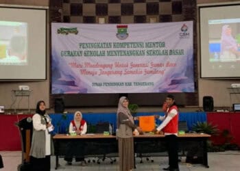 LATIHAN MENDONGENG: Suasana kegiatan peningkatan kompetensi mentor, dengan metode belajar melalui dongeng. Acara yang diikuti 250 guru SD di Kabupaten Tangerang ini berlangsung di Aula Kitribakti, Pusdiklat Pemkab Tangerang, Kecamatan Curug, Sabtu (18/3). (ISTIMEWA)