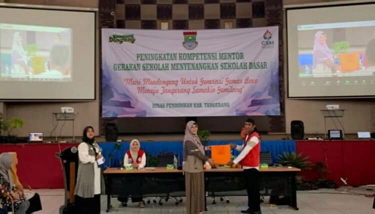 LATIHAN MENDONGENG: Suasana kegiatan peningkatan kompetensi mentor, dengan metode belajar melalui dongeng. Acara yang diikuti 250 guru SD di Kabupaten Tangerang ini berlangsung di Aula Kitribakti, Pusdiklat Pemkab Tangerang, Kecamatan Curug, Sabtu (18/3). (ISTIMEWA)
