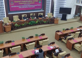 RAPAT: Situasi dalam rapat paripurna di gedung DPRD Kabupaten Tangerang tentang pandangan umum fraksi atas laporan keterangan pertanggung jawaban (LKPJ) 2022, Selasa (28/3). Terlihat dari 50 anggota hanya sedikit anggota DPRD saja yang hadir. (FAJAR ADITYA KUSUMA)