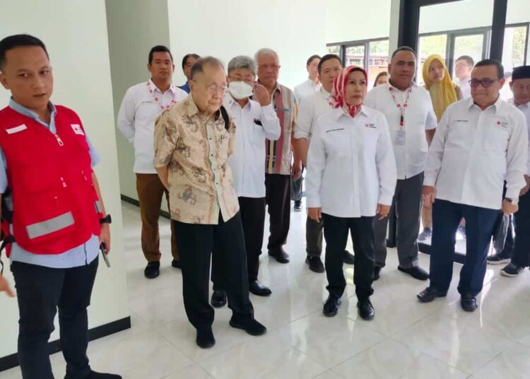 CEK BANGUNAN–Ketua PMI Banten, Ratu Tatu Chasanah, mengecek kondisi bangunan klinik yang baru saja selesai dibangun, Selasa (7/3/2023). (SIDIK/SATELITNEWS.COM)