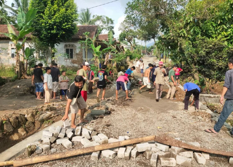 SWADAYA - Masyarakat Desa Karyawangi, Kecamatan Pulosari, Kabupaten Pandeglang, membangun jalan dengan memasang paving block, secara swadaya, Jumat (17/3/2023). (ISTIMEWA)