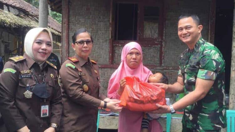 SALURKAN BANTUAN - Kajari bersama Dandim Pandeglang, sedang menyalurkan bantuan kepada korban stunting di wilayah Kecamatan Menes, Kamis (16/3/2023). (ISTIMEWA)