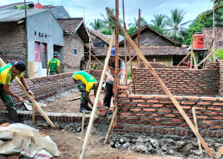 AKSI SOSIAL–Para personel Batalyon Infanteri Mekanis 320/Badak Putih Pandeglang, sedang membangun rumah seorang anggota veteran. (ISTIMEWA)