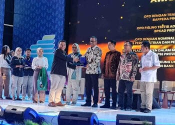 PENGADAAN AWARD 2022–Bela Pengadaan Award 2022, di Auditorium UIN SMH Banten Kampus II, Jl. Syech Nawawi Al Bantani, Palima, Kota Serang, Sabtu (18/3/2023) malam. (ISTIMEWA)