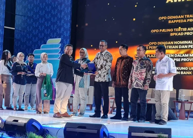 PENGADAAN AWARD 2022–Bela Pengadaan Award 2022, di Auditorium UIN SMH Banten Kampus II, Jl. Syech Nawawi Al Bantani, Palima, Kota Serang, Sabtu (18/3/2023) malam. (ISTIMEWA)