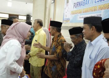 SILATURAHMI–Bupati Pandeglang, Irna Narulita, berbincang dengan para Purnabakti ASN eselon II, saat melakukan silaturahmi di Aula Pendopo Bupati Pandeglang, Rabu (1/3/2023). (NIPAL SUTIANA/SATELITNEWS.COM)