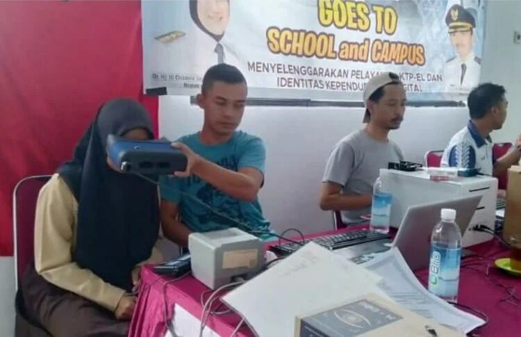 PEREKAMAN e-KTP–Tim dari Disdukcapil Lebak, saat melakukan perekaman KTP elektronik kepada pelajar, di salah satu sekolah di Kabupaten Lebak. (ISTIMEWA)