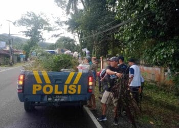 KPPC, Muspika, Puskesmas, Pegiat Wisata dan komponen masyarakat di sekitar kawasan wisata Carita, membersihkan sampah, Jumat (3/3/2023). (ISTIMEWA)
