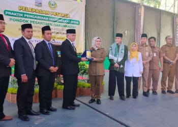 Bupati Serang Ratu Tatu Chasanah, melepas peserta PPM Ponpes Darunnajah, Senin (6/3/2023). (SIDIK/SATELITNEWS.COM)