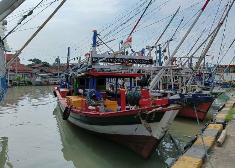 Sejumlah kapal nelayan di wilayah Banten, sandar dan tak bisa melaut, akibat cuaca ekstrem, Senin (6/3/2023). (LUTHFI/SATELITNEWS.COM)