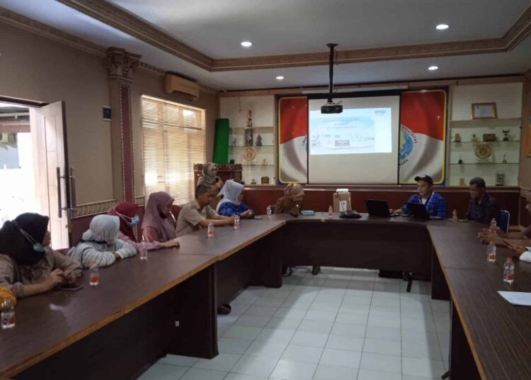 Diskoumperindag Kabupaten Serang, fasilitasi para korban PHK, Senin (6/3/2023). (SIDIK/SATELITNEWS.COM)