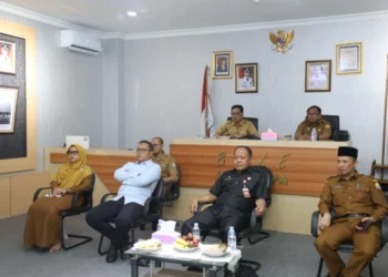 Sekda Kota Serang, Nanang Saefuddin, mengikuti Zoom Meeting, Selasa (21/3/2023). (LUTHFI/SATELITNEWS.COM)